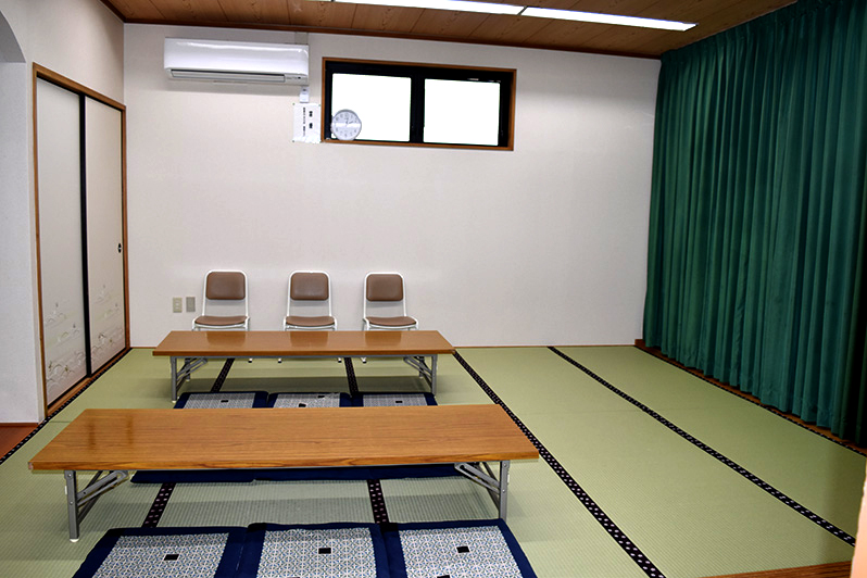 歌岡葬儀社大津斎場の1階の控え室です